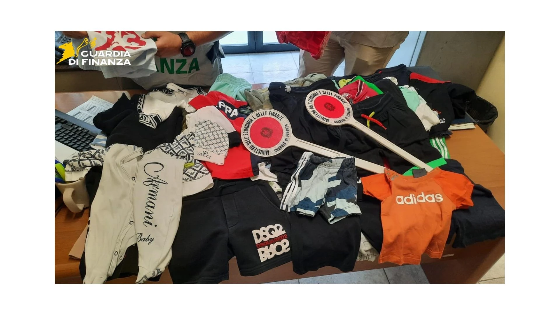 Isernia: sequestrati 105 capi di abbigliamento per bambini reca Marchi contraffatti dalla Guardia di Finanza.